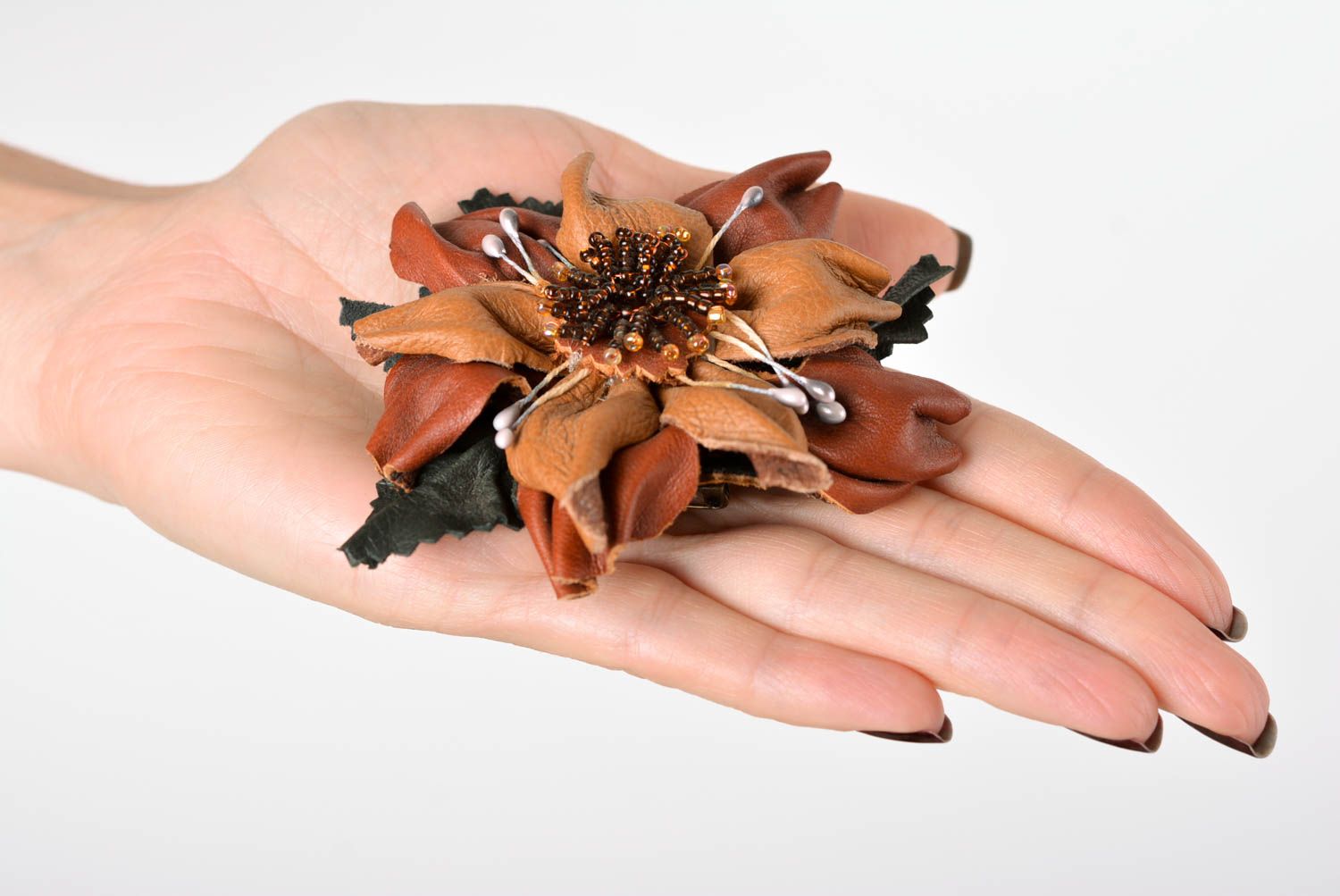 Leder Schmuck handgemachte stilvolle Blumen Brosche Designer Accessoire stilvoll foto 2