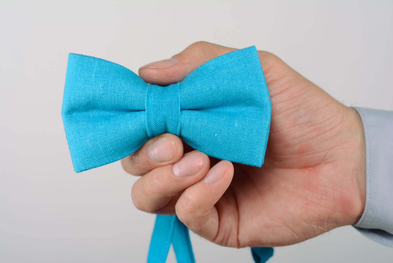 Gravata borboleta azul feita de tecido de linho foto 5