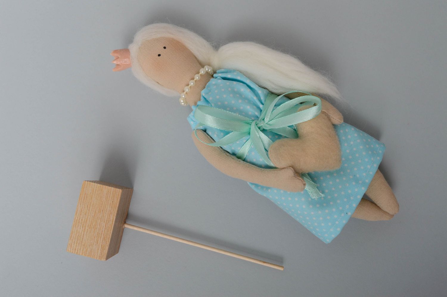 Handmade Puppe aus Textil auf Ständer  foto 5