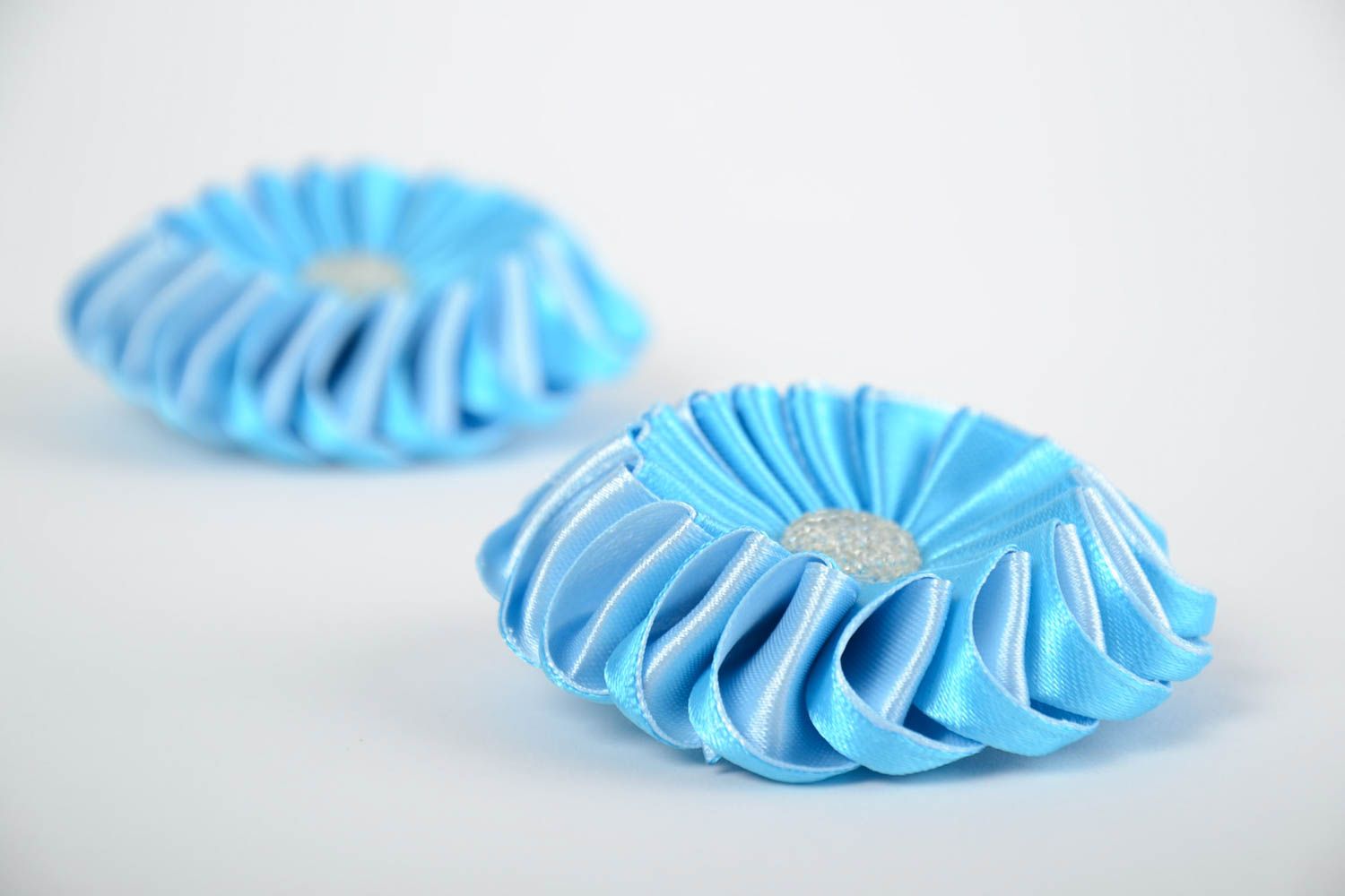 Élastiques à cheveux ronds bleus faits main 2 pièces pour enfants avec fleurs photo 4