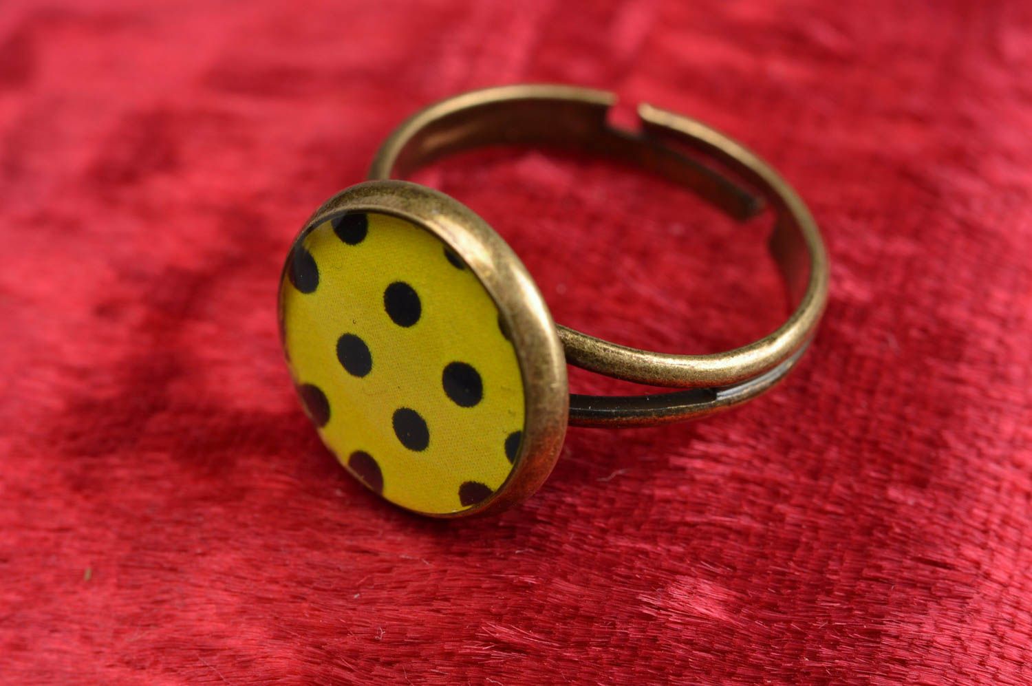 Bague en résine pour bijoux réglable ronde jaune faite main serviettage photo 1