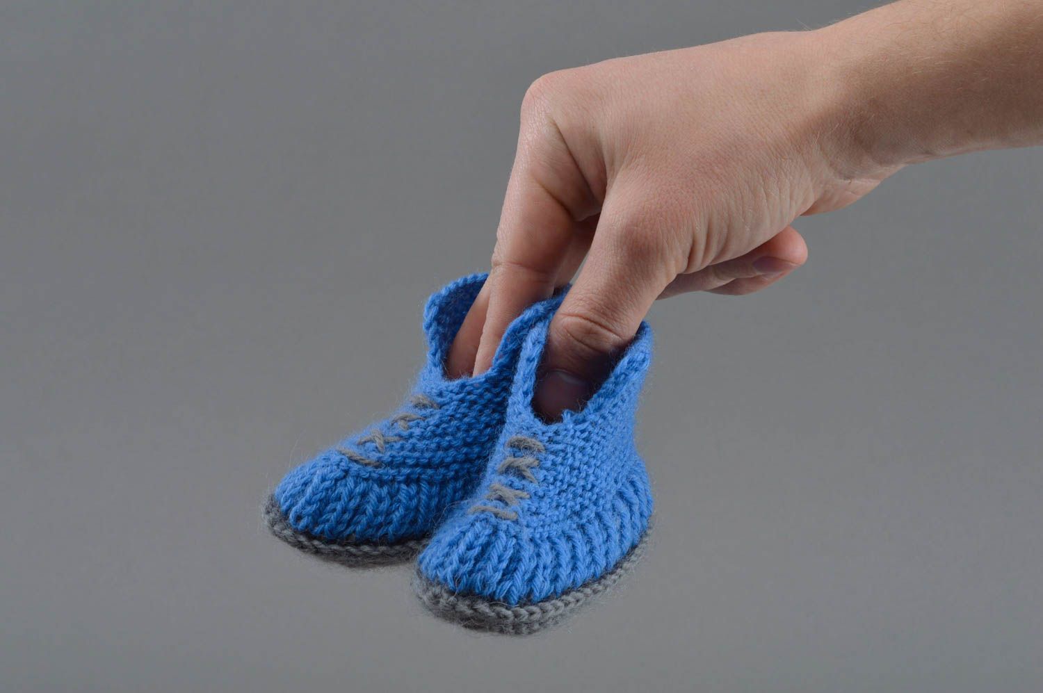 Chaussons de bébé tricotés avec des aiguilles faits main bleus pour garçon  photo 4