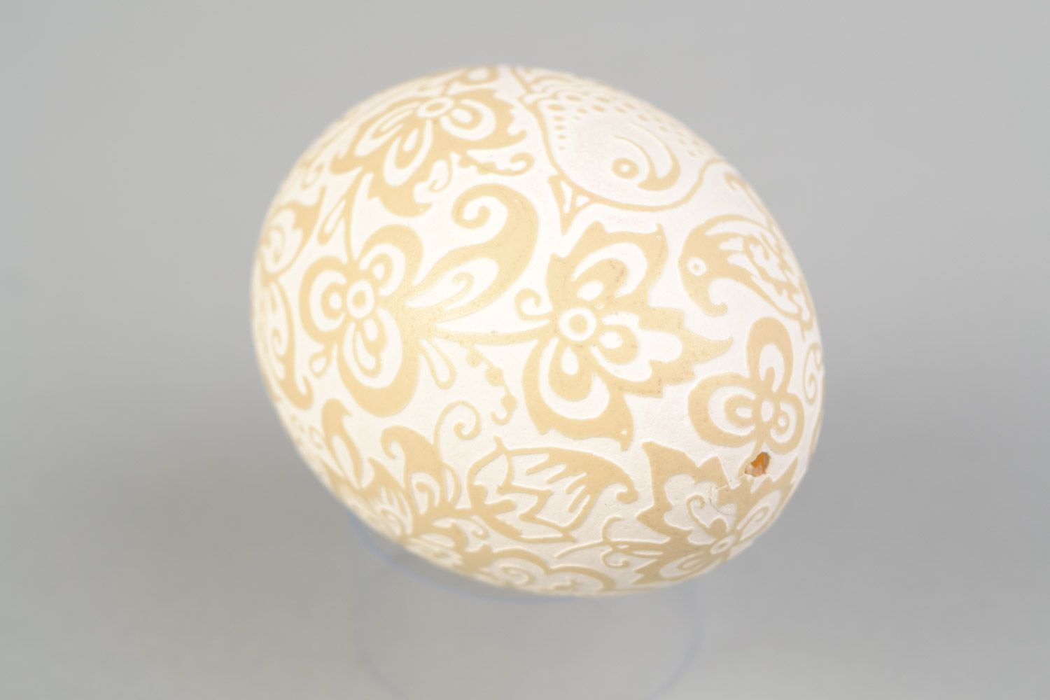 Huevo de Pascua en técnica de corrosión artesanal con ornamento floral foto 5