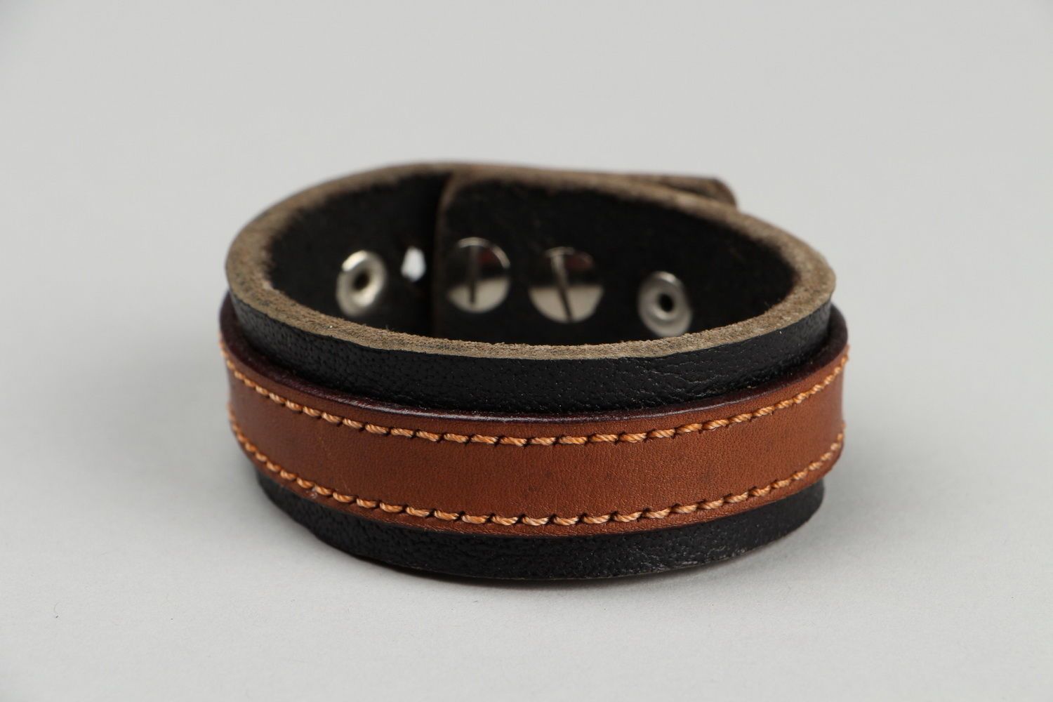Schwarz-braunes Armband aus zwei Lederarten foto 3