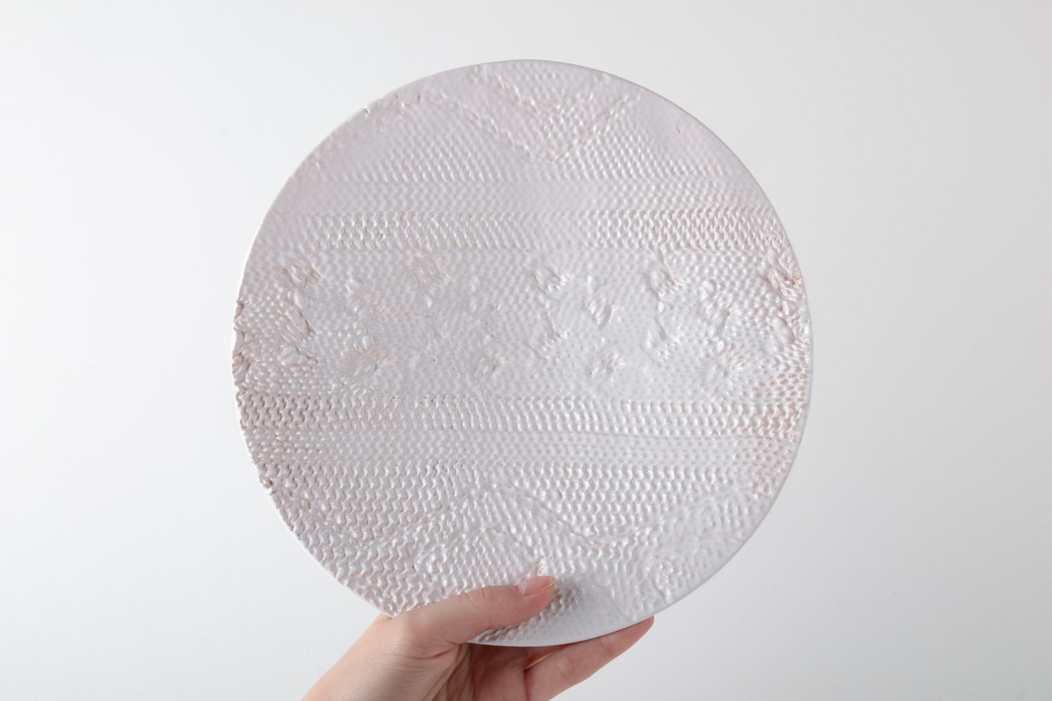 Plato de cerámica hecho a mano de arcilla con ornamento original blanco hermoso  foto 5