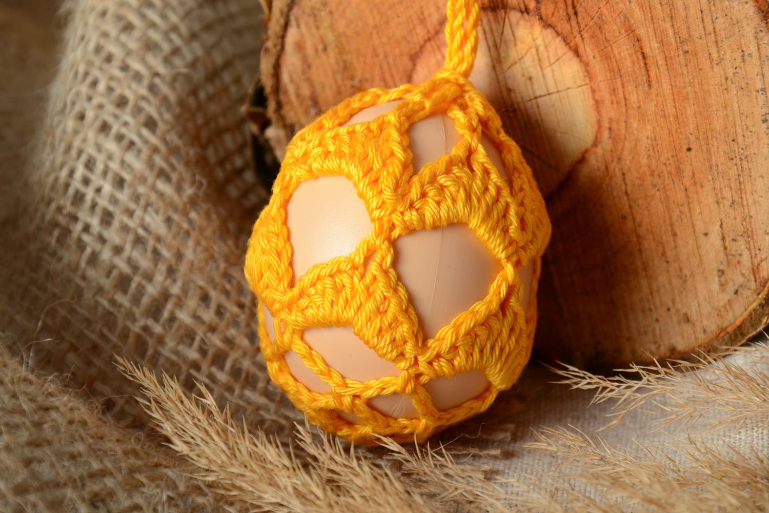 Joli oeuf de Pâques décoratif original avec housse ajourée jaune fait main photo 1