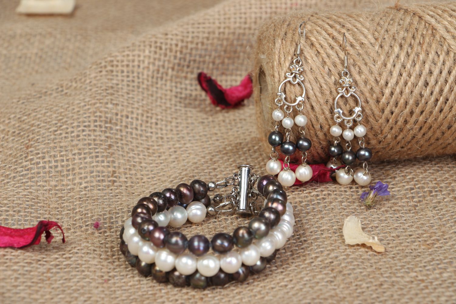 Boucles d'oreilles et bracelet artisanaux de perles naturelles noires et blanches photo 5