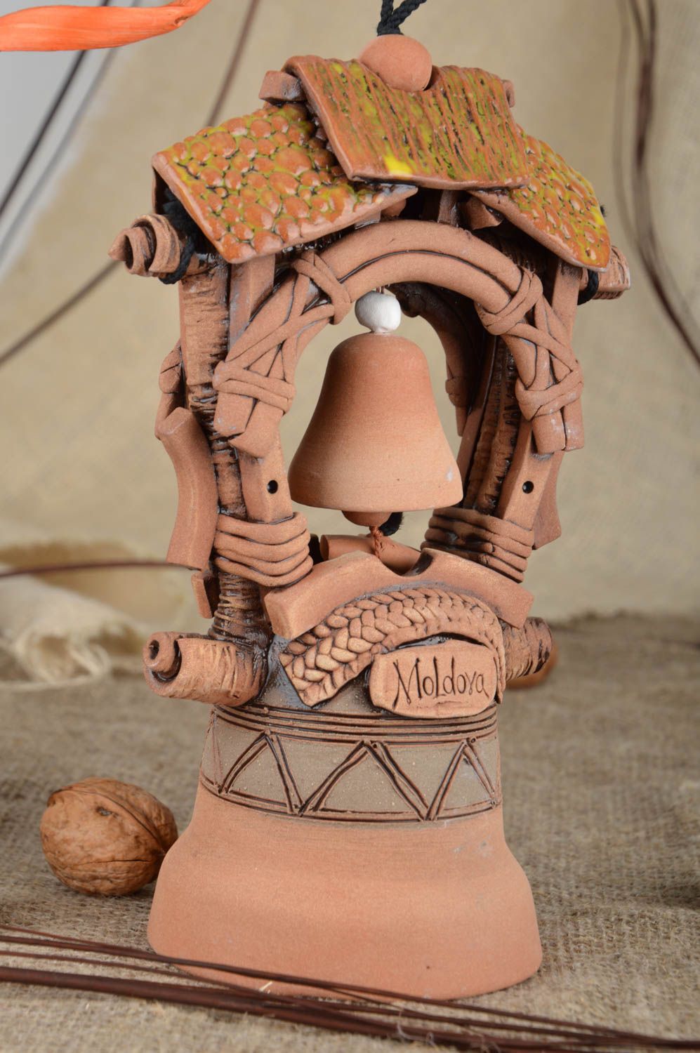 Колокольчик из глины ручной работы в виде колодца подвеска для декора дома фото 1