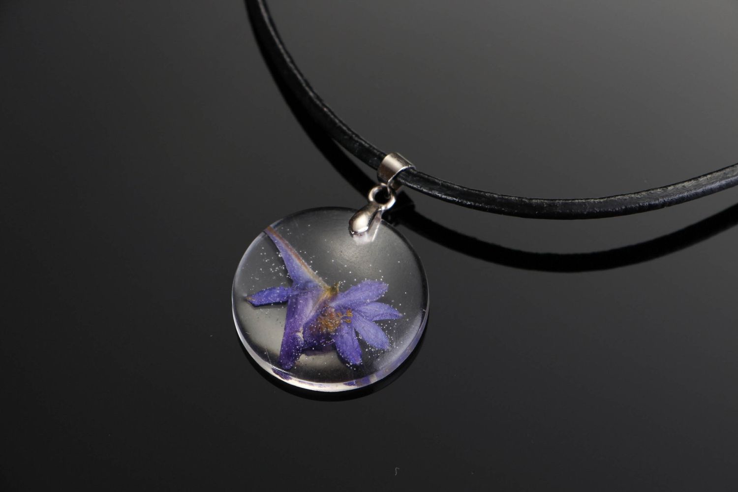 Pendant with flower and epoxy  photo 3