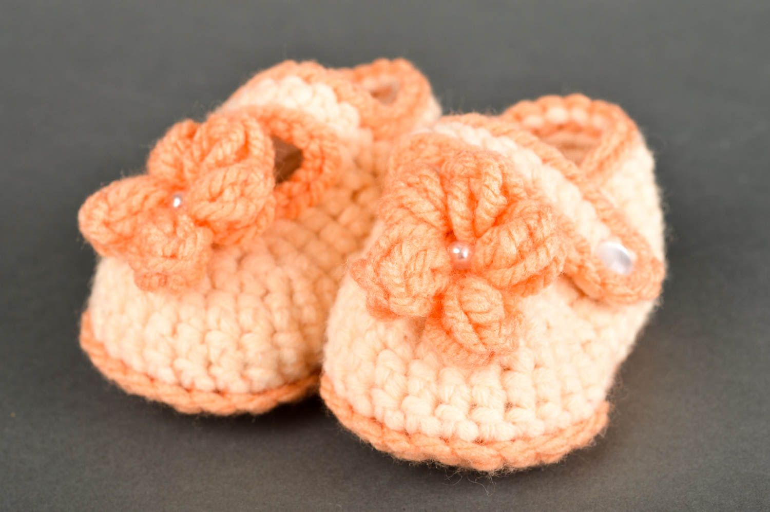 Chaussons de bébé au crochet faits main couleur pêche Vêtement bébé fille photo 1