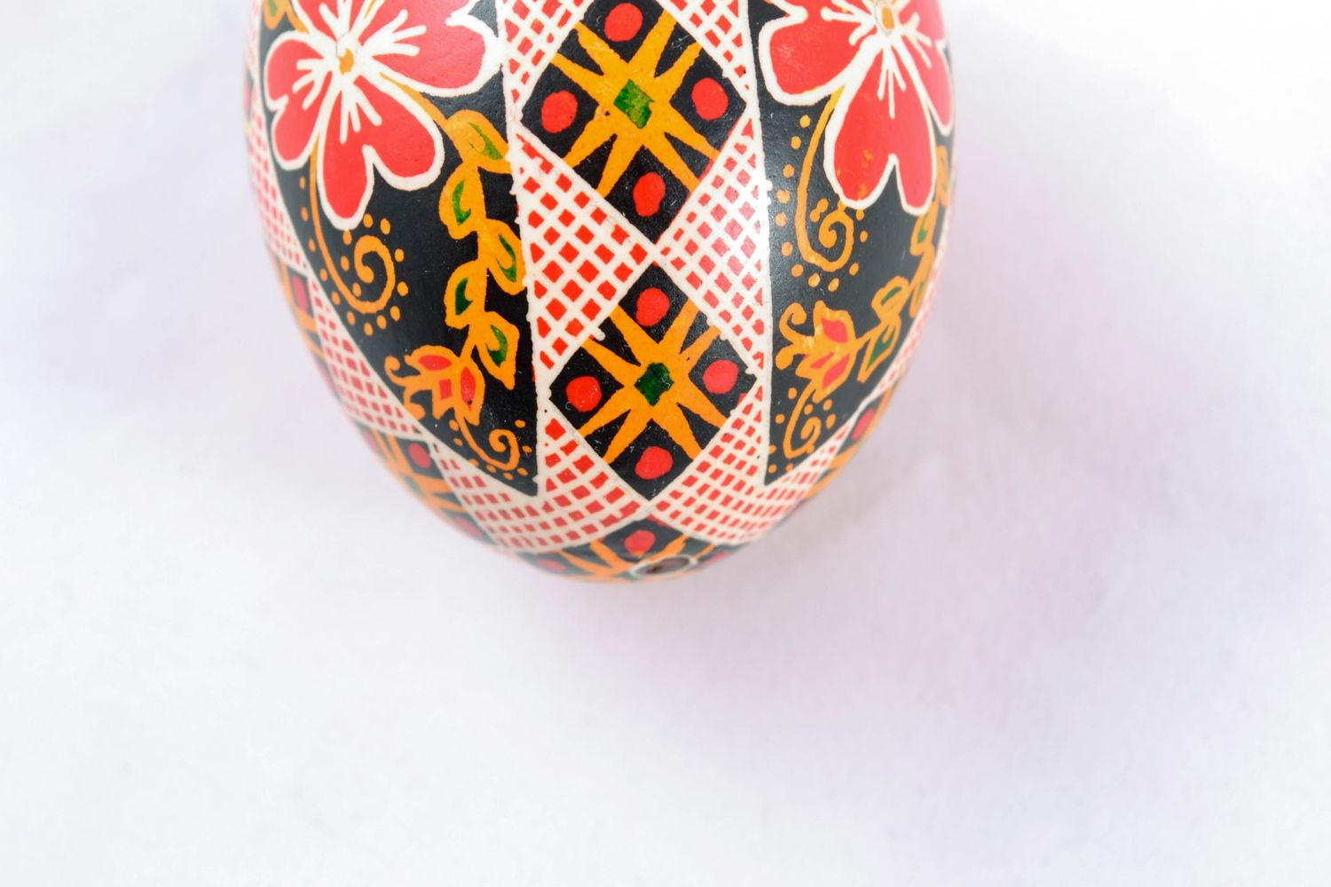 Œuf de Pâques fait main avec ornements peints photo 4