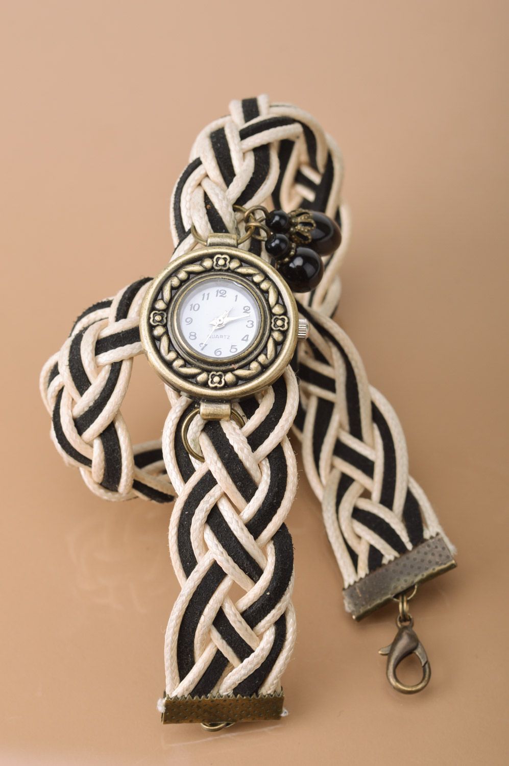 Красивые часы наручные плетеные в бежево-черном цвете ручной работы в два ряда фото 2