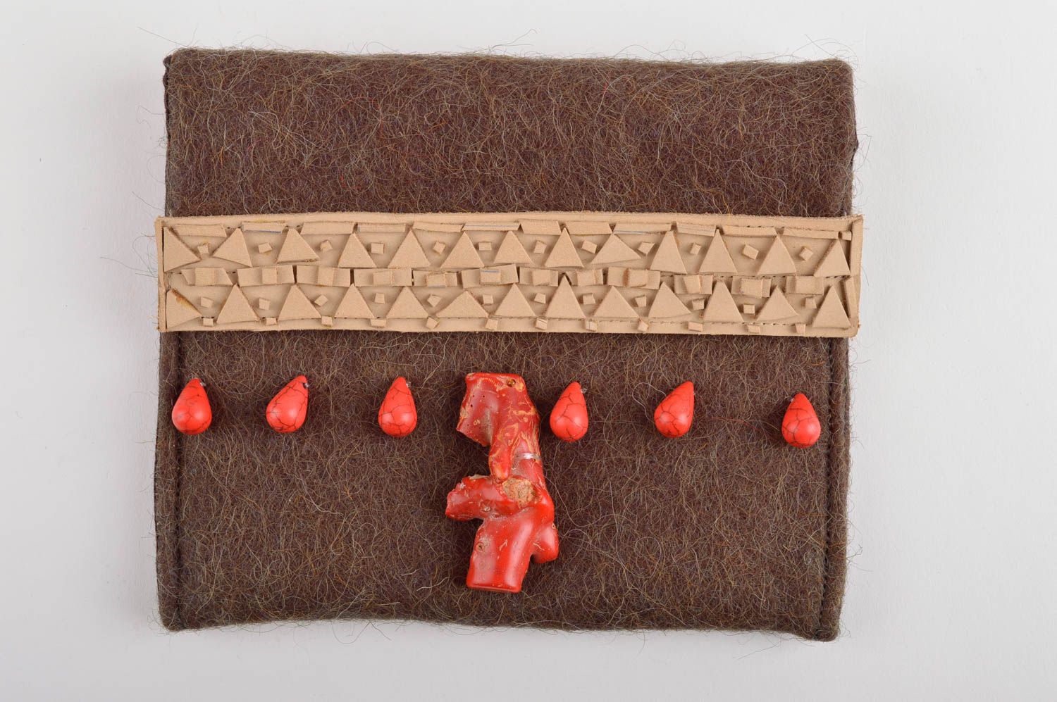 Pochette en laine feutrée Sac fait main marron avec corail Cadeau pour femme photo 2