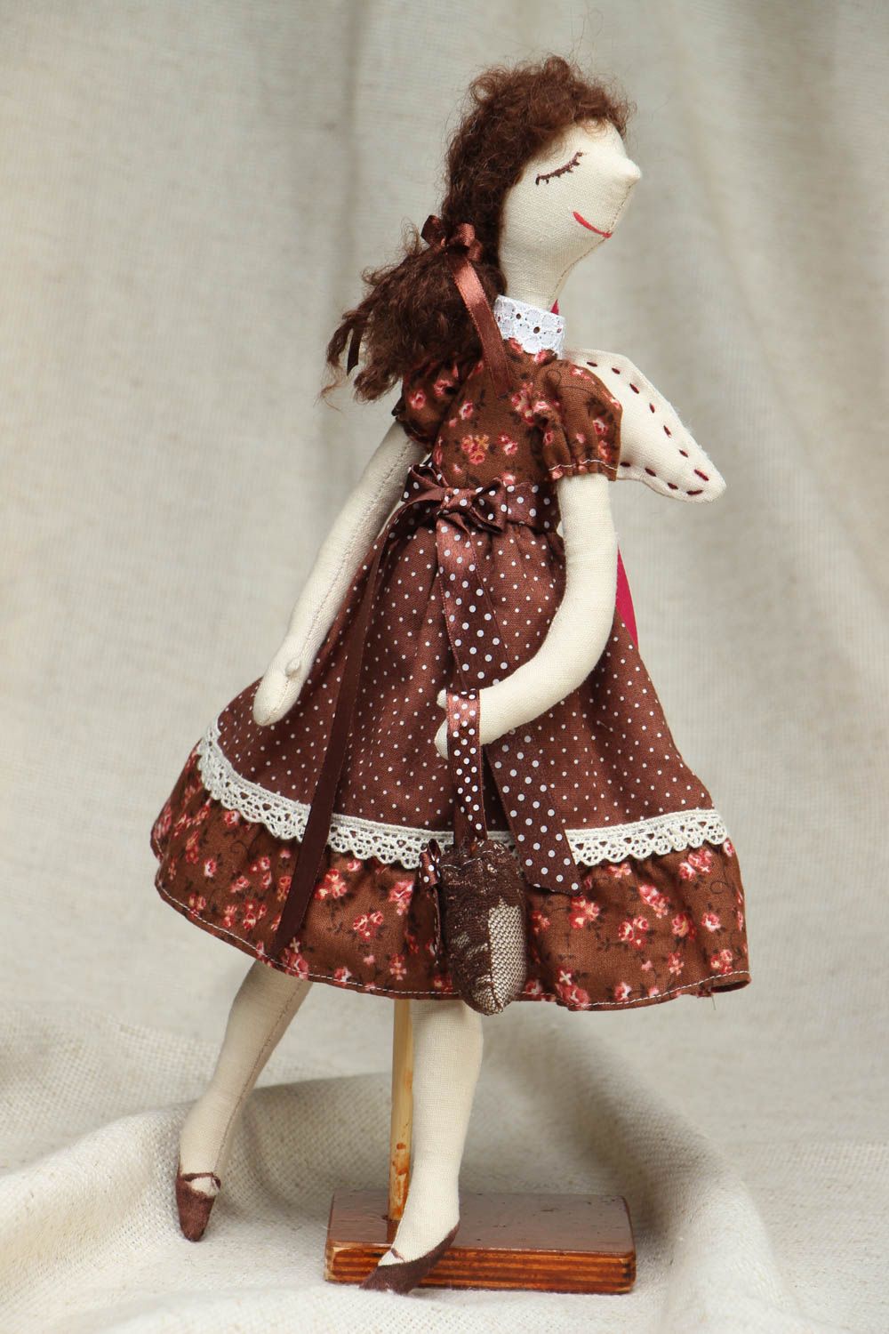 Muñeca artesanal con forma de angelito con vestido marrón y bolso foto 1
