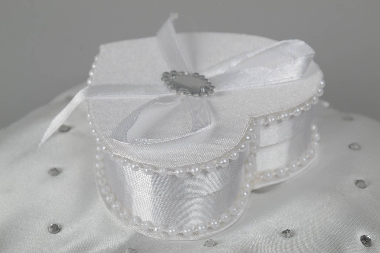 Weißes handmade Ringkissen für Hochzeit aus Atlasbändern mit Schatulle Herz  foto 4