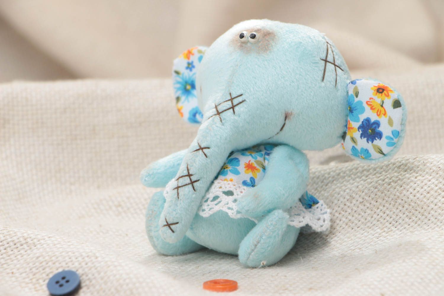 Blaues kleines lustiges handgemachtes Spielzeug Elefant im Kleid aus Stoff foto 1
