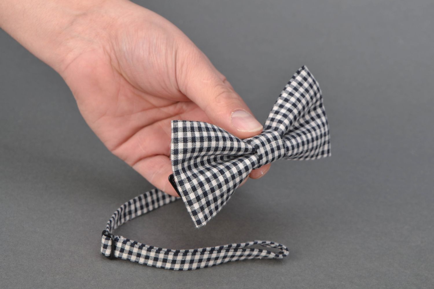 Текстильный галстук-бабочка в черную клеточку фото 2