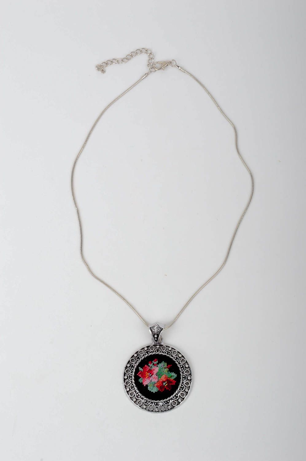 Pendentif métal rond Bijoux fait main design fleur brodée Accessoire femme photo 2