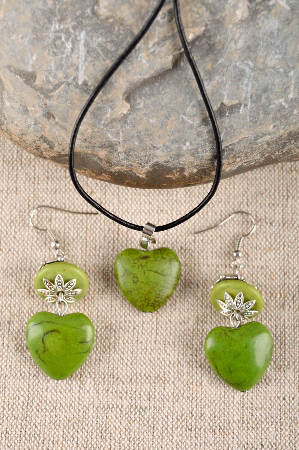 Conjunto de joyas pendientes y colgante bisutería artesanal corazones verdes foto 1