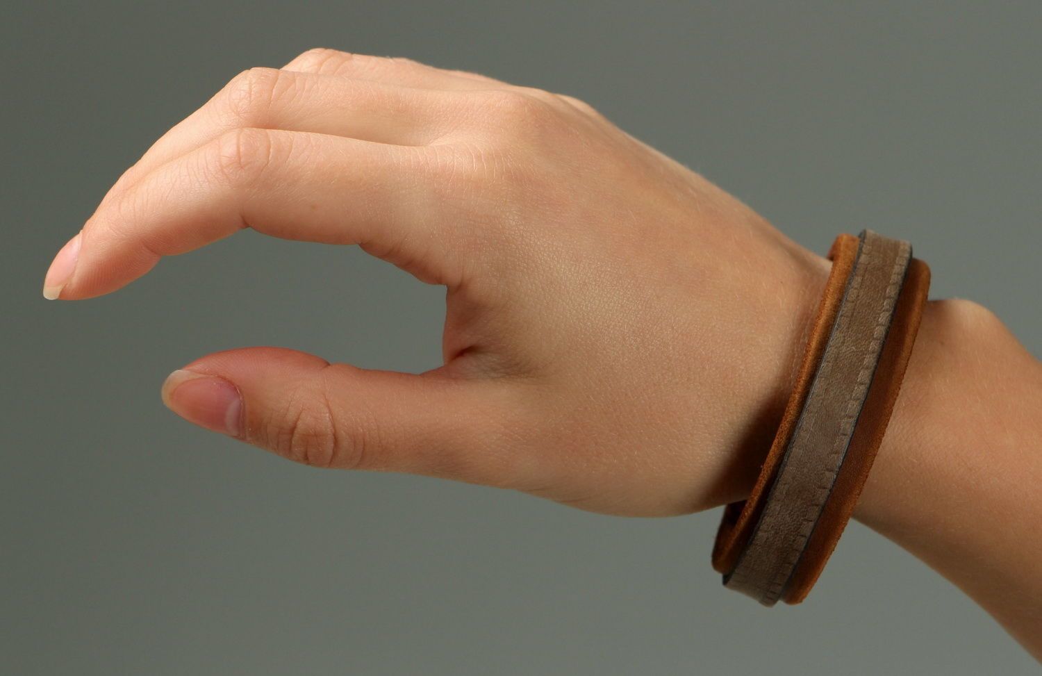Коричневый браслет на руку из кожи фото 5