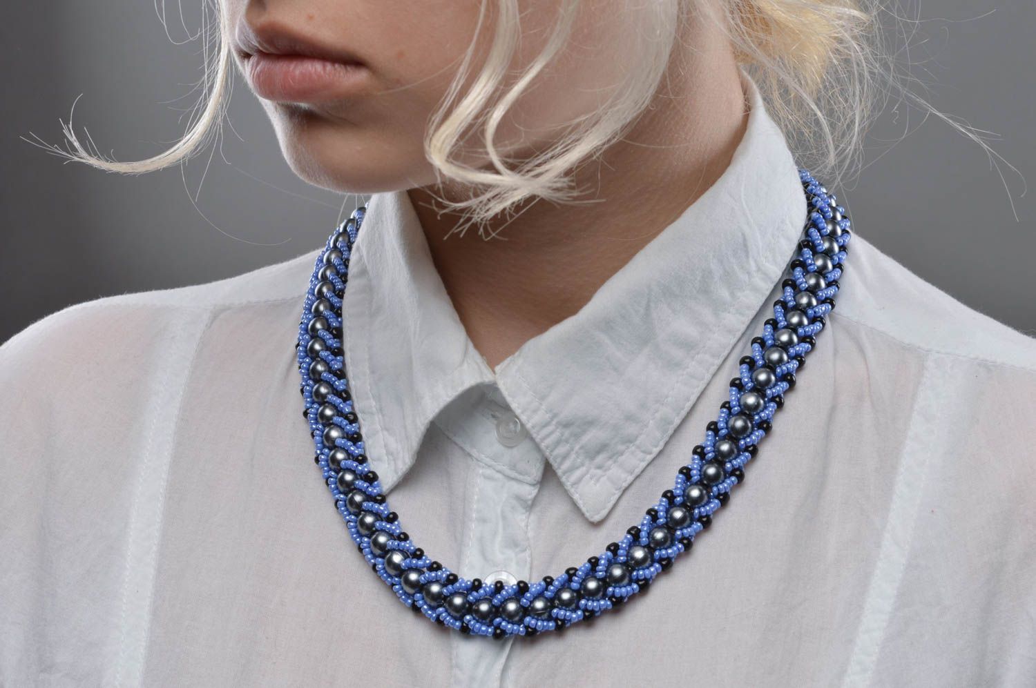 Collier en perles de rocaille bleu ciel et noir original fait main pour femme photo 5