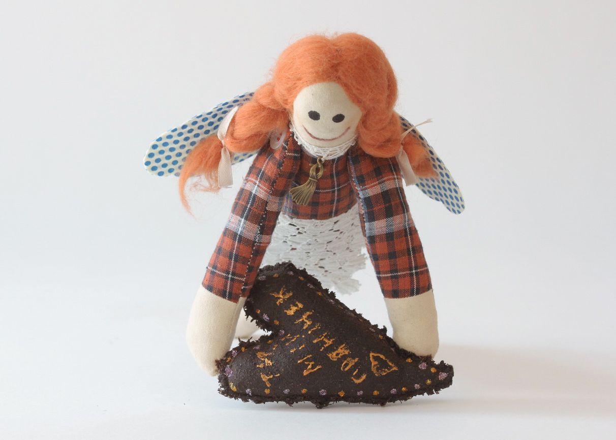 Bambola morbida in cotone fatta a mano pupazzo tessile angelo con cuore foto 3