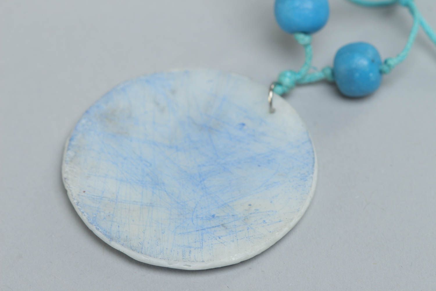Кулон круглой формы голубой с рыбкой из полимерной глины на шнурке ручная работа фото 4