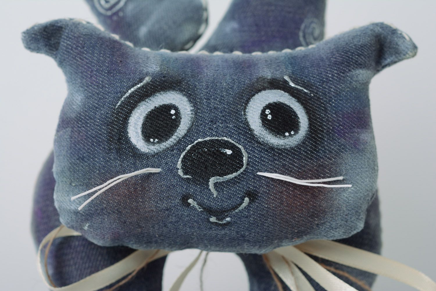 Peluche en tissu de jean faite main décorative originale chat avec souris photo 2