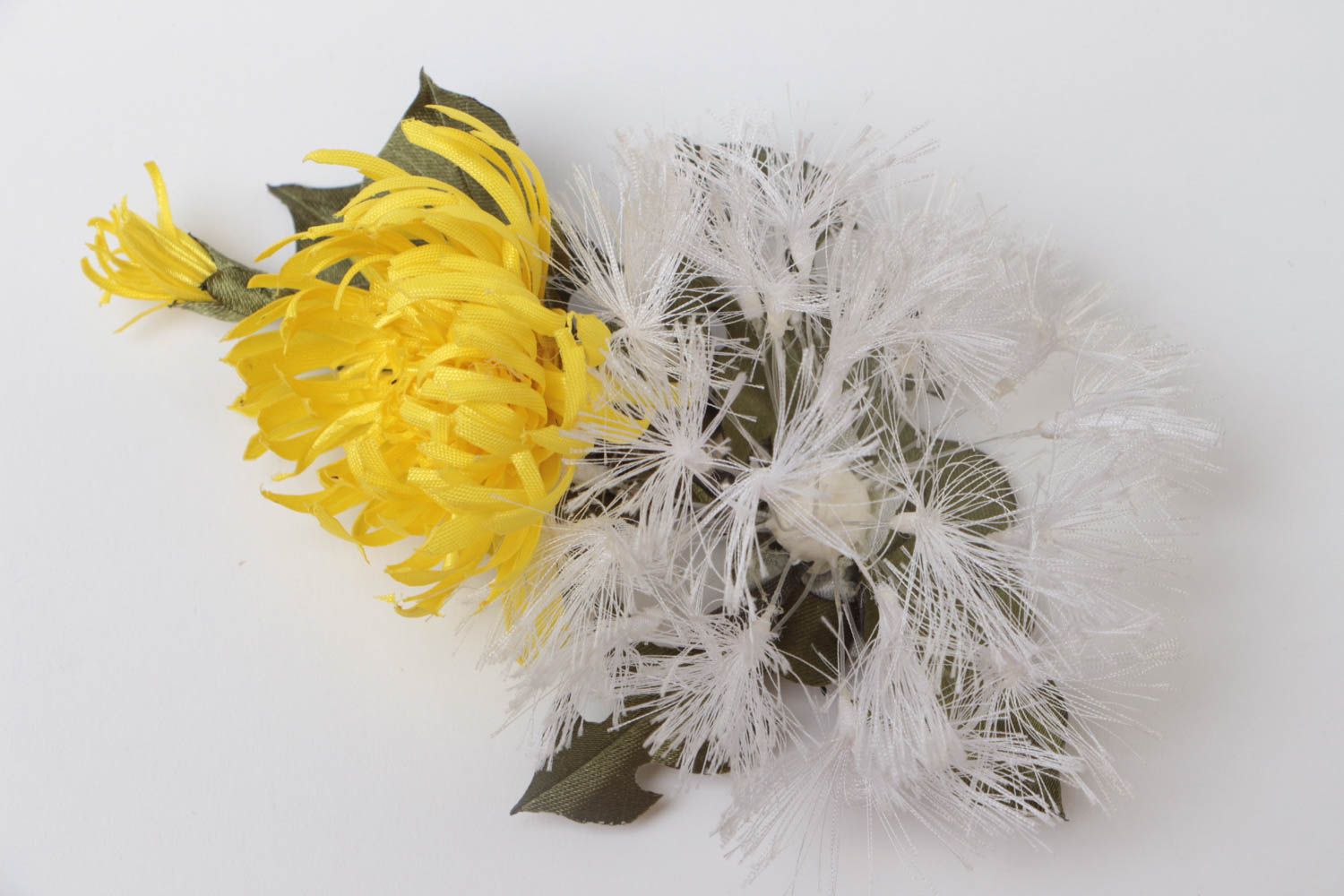 Blumen Brosche aus Stoff Krepp Satin Maienblume für Frauen Designer Handarbeit  foto 2