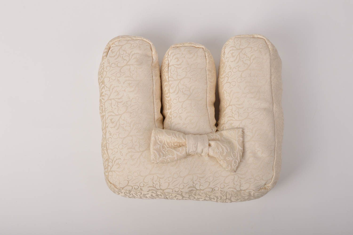 Coussin Lettre en tissu de jacquard fait main blanc avec neoud Déco maison photo 3