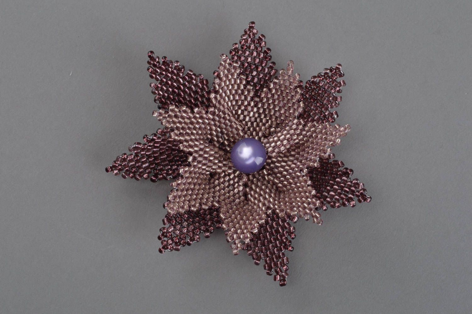 Фиолетовая брошь ручной работы в виде цветка стильная яркая для настоящих модниц фото 2