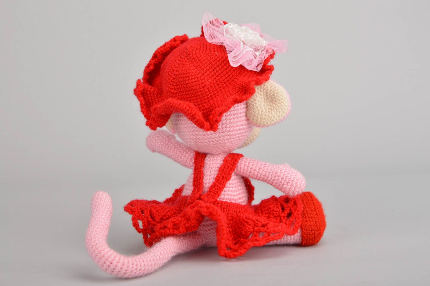Jouet tricoté singe rose en robe rouge fait main décoration maison original photo 5