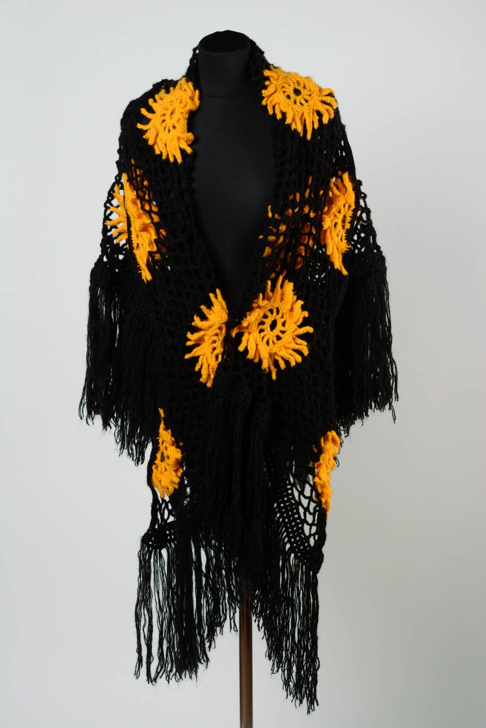 Вязаная накидка шерстяная шаль вручную вязаная спицами черная с желтыми цветами фото 1
