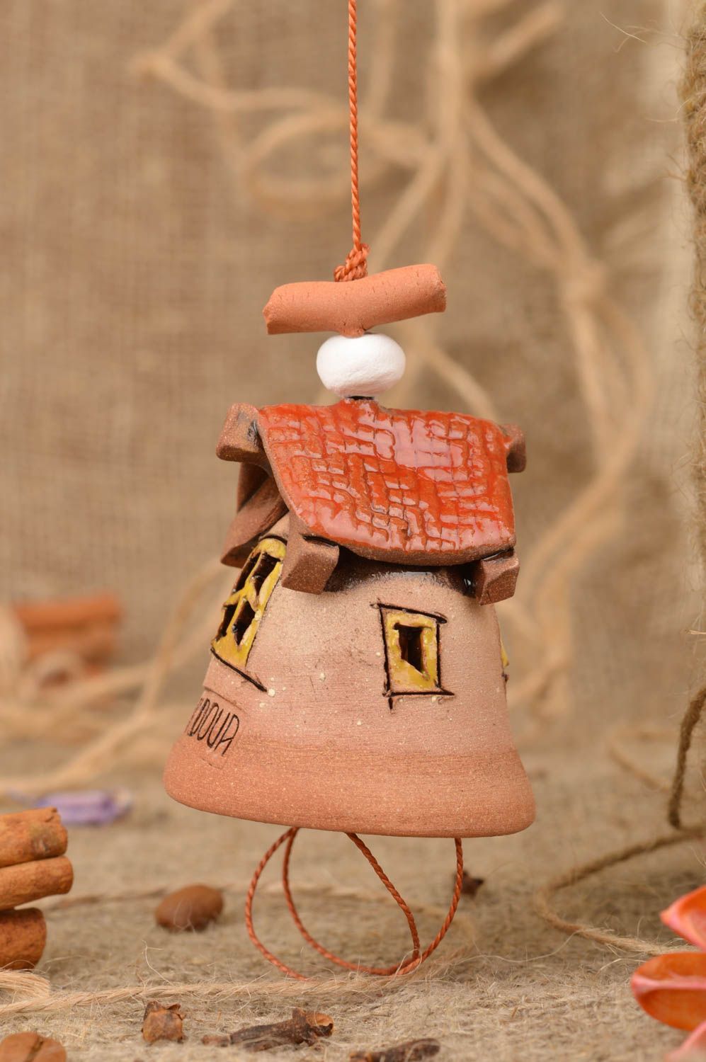 Handmade dekoratives Glöckchen aus Ton mit Glasur bemalt Haus mit rotem Dach foto 1