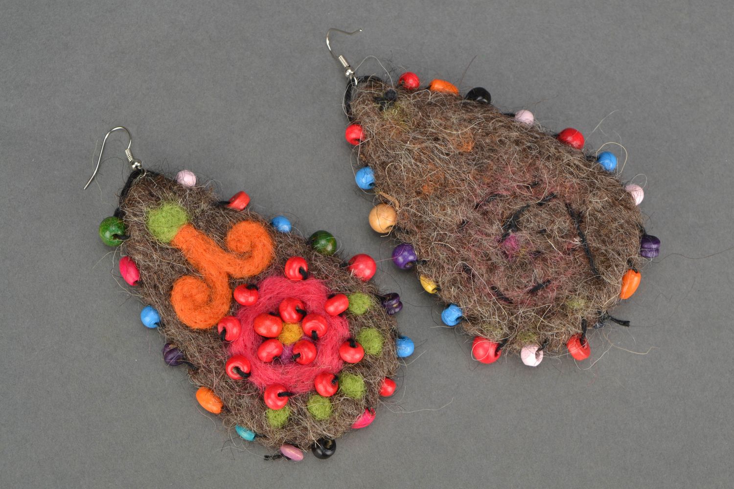 Boucles d'oreilles artisanales de laine avec perles de rocaille photo 4