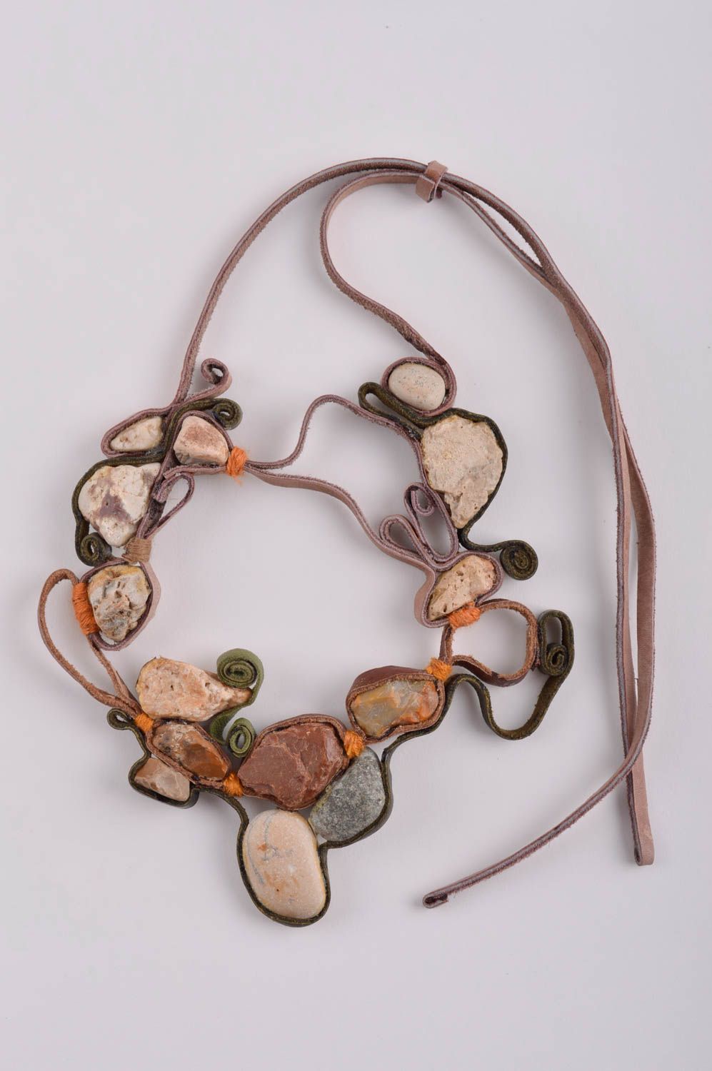 Кожаное колье подарок ручной работы массивное ожерелье с морскими камнями фото 2
