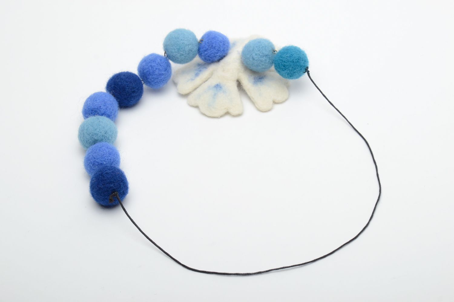 Collier en laine feutrée fait main bleu avec fleur  photo 4