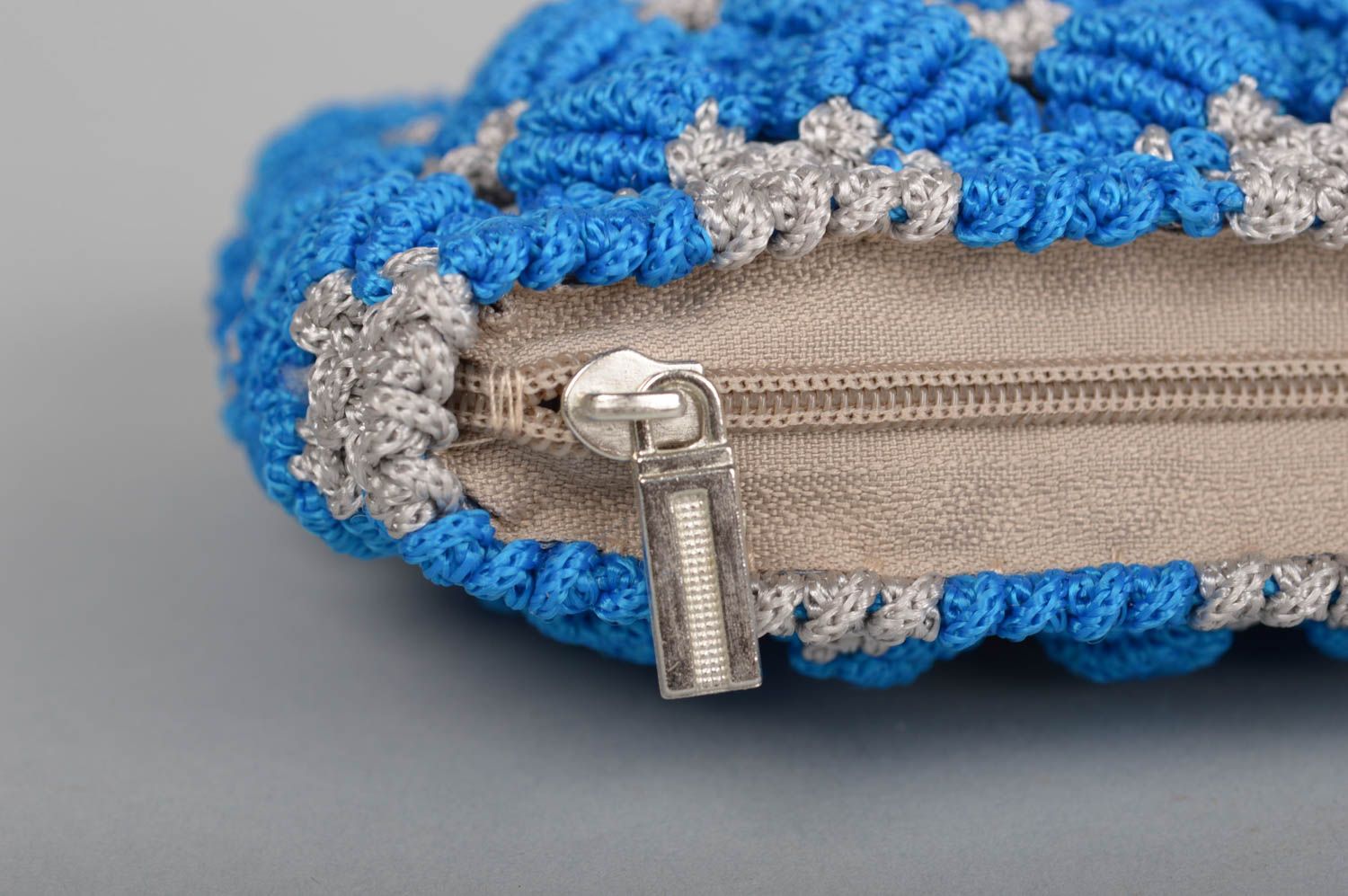 Косметичка ручной работы сумочка для косметики голубая изделие из макраме фото 3