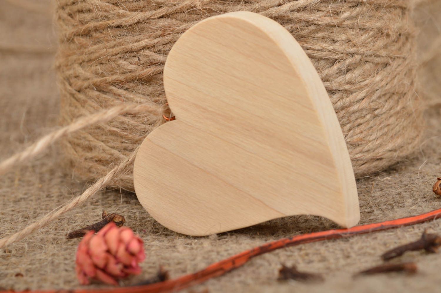 Coeur en bois à suspendre fait main petit écologique à décorer et peindre photo 1