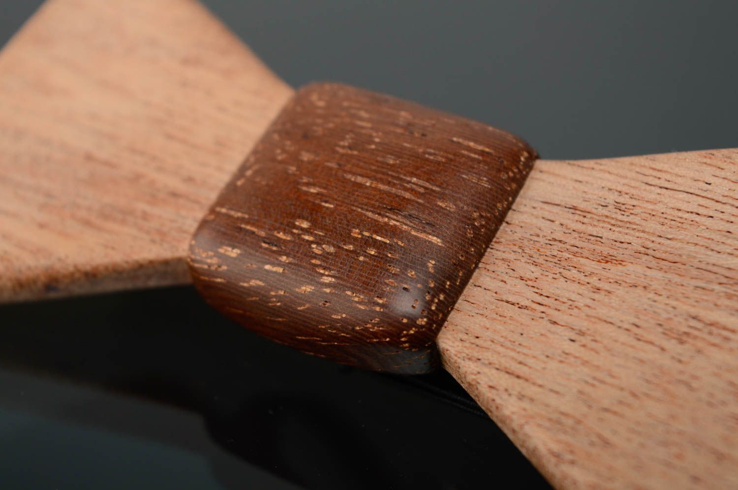 Деревянный галстук-бабочка из сапеле фото 2