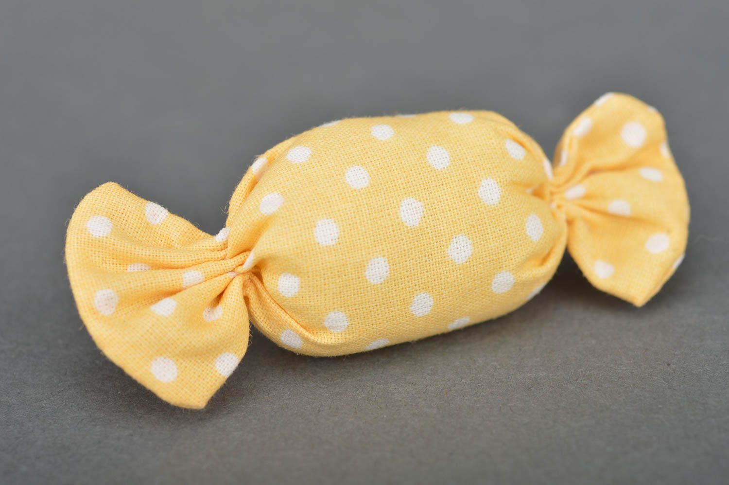 Broche bonbon en tissu de coton jaune à pois faite main accessoire pour fille photo 2