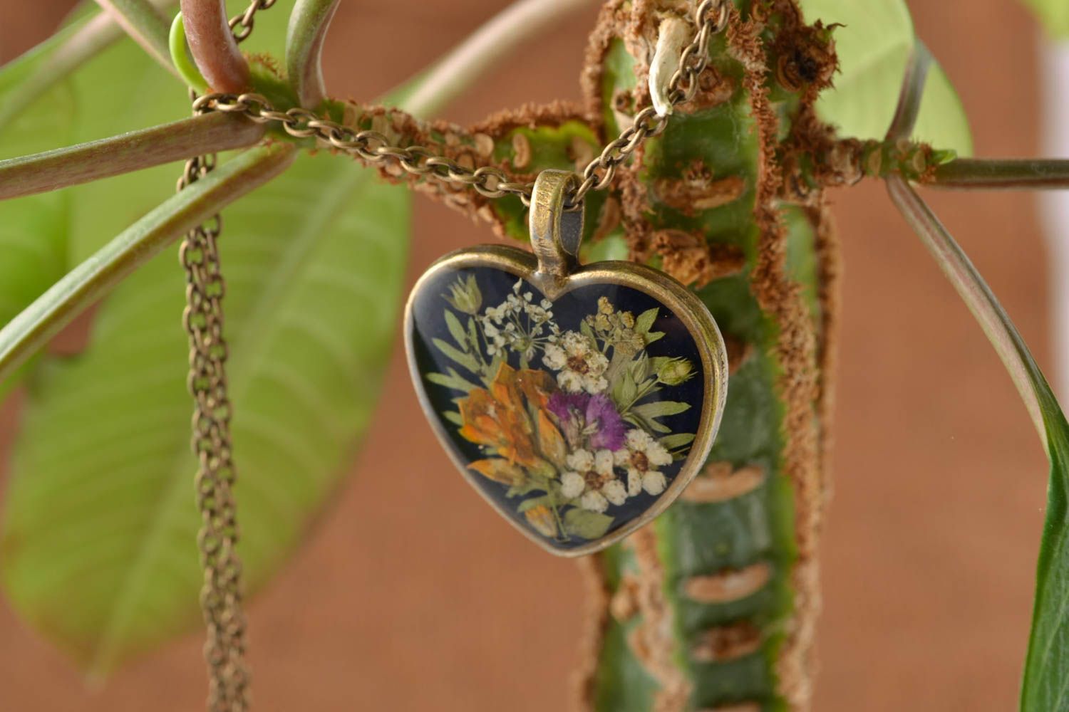 Neck pendant with natural flowers in epoxy resin Heart photo 1