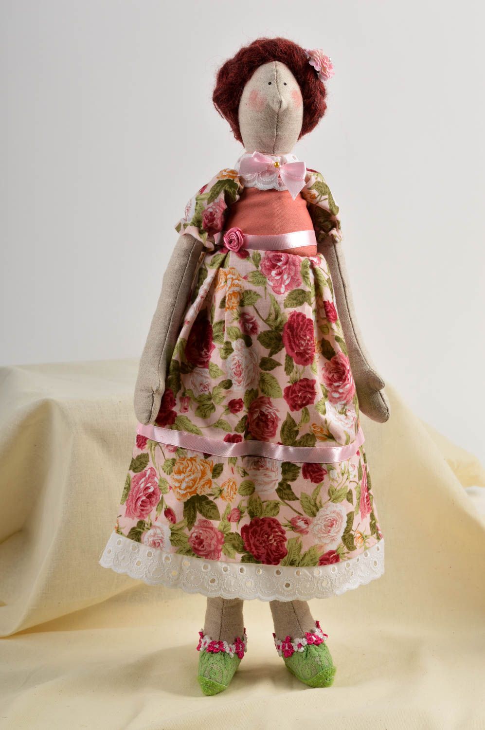 Кукла ручной работы кукла из ткани мягкая кукла из льна в цветочном платье фото 1