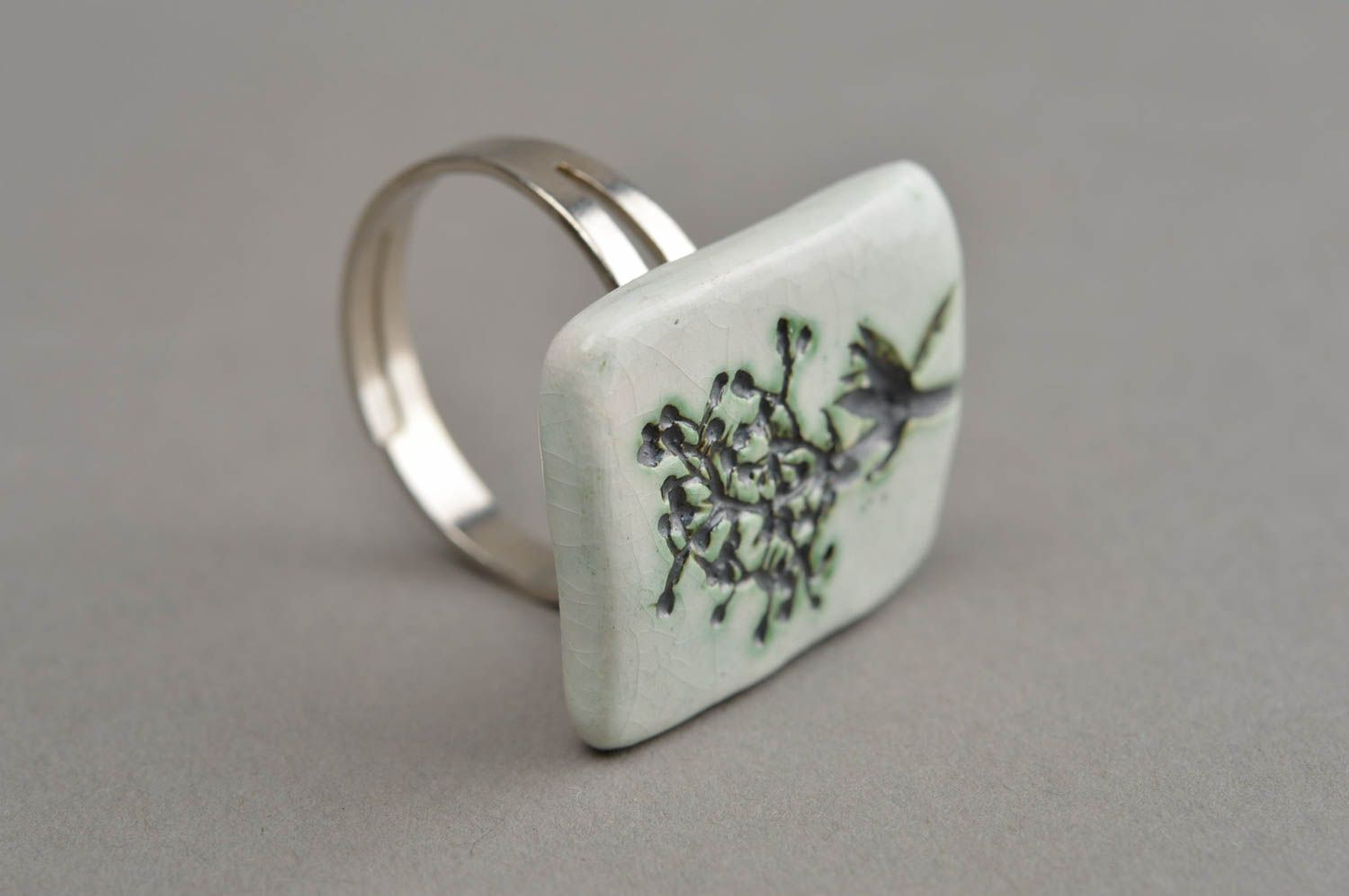 Bemalter origineller rechteckiger Ring aus Ton handmade für Frauen Geschenk foto 3