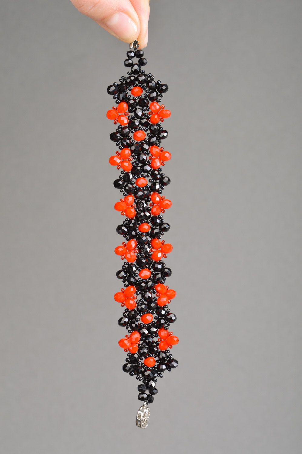 Handgemachtes glänzendes dickes Armband aus Natursteinen in Schwarz und Rot foto 3