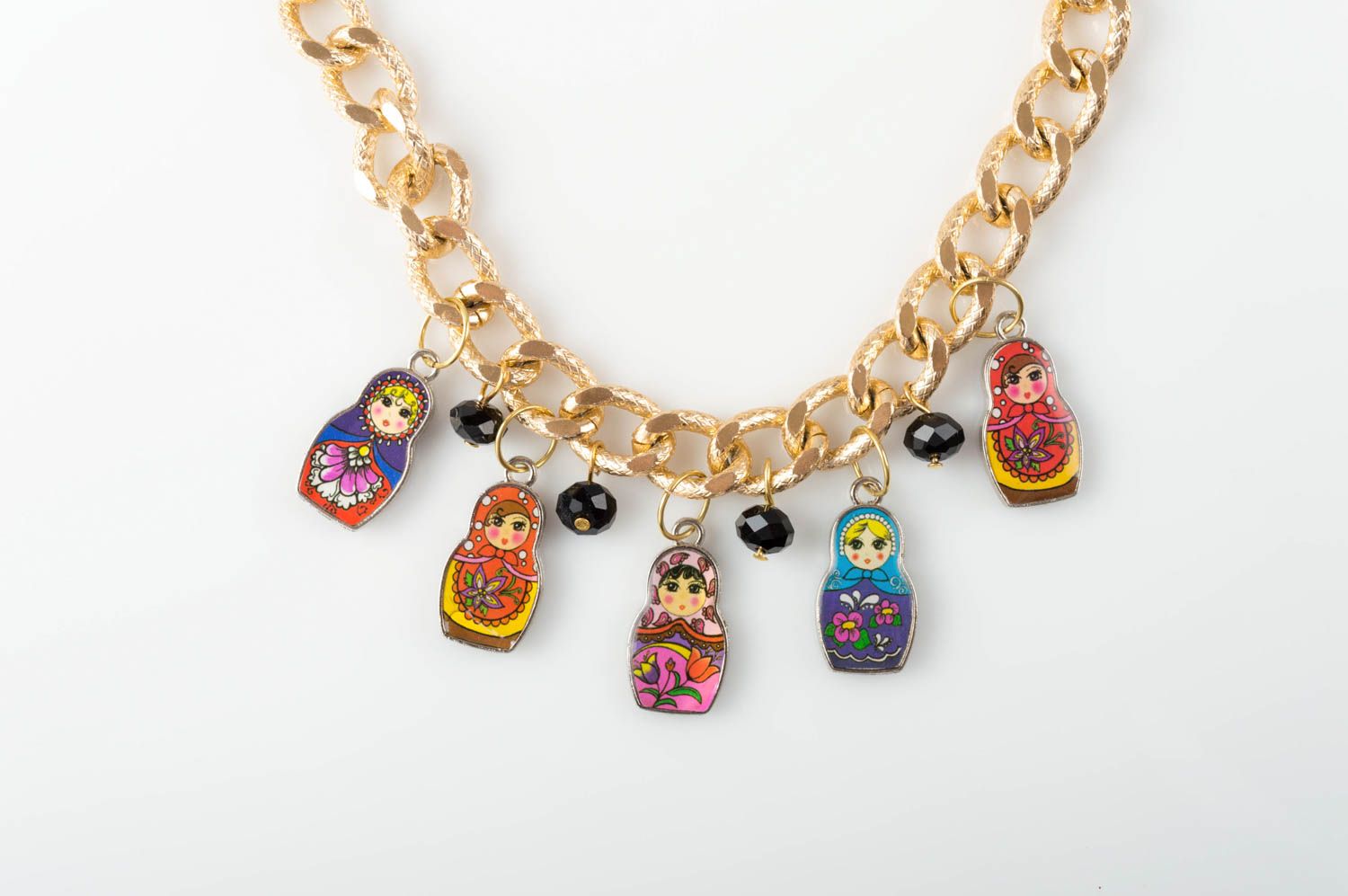 Collier chaîne avec pendentifs poupées russes en silicone multicolores fait main photo 3