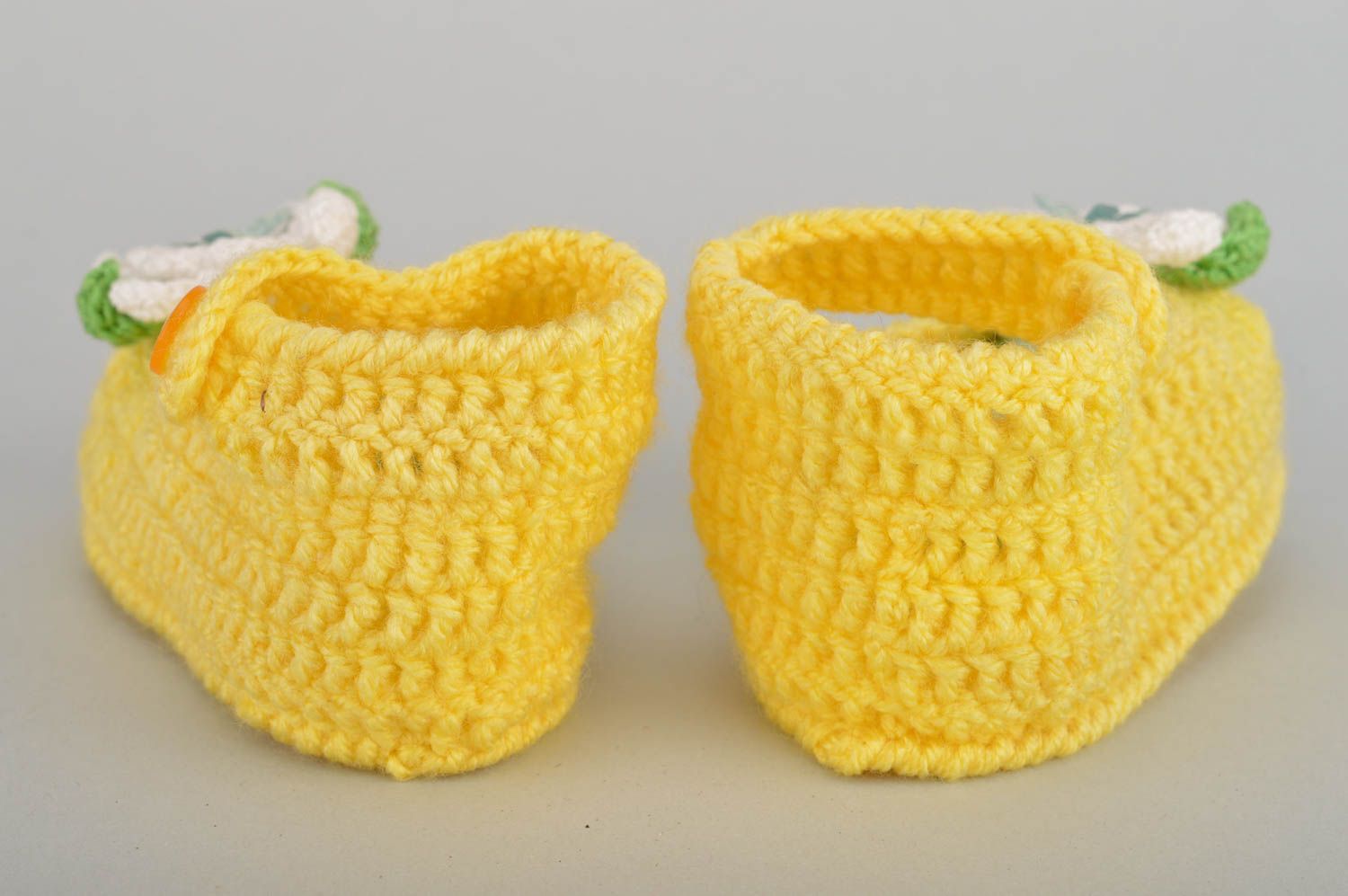 Handgemachte schöne warme gehäkelte Babyschuhe aus Baumwolle in Gelb für Mädchen foto 4
