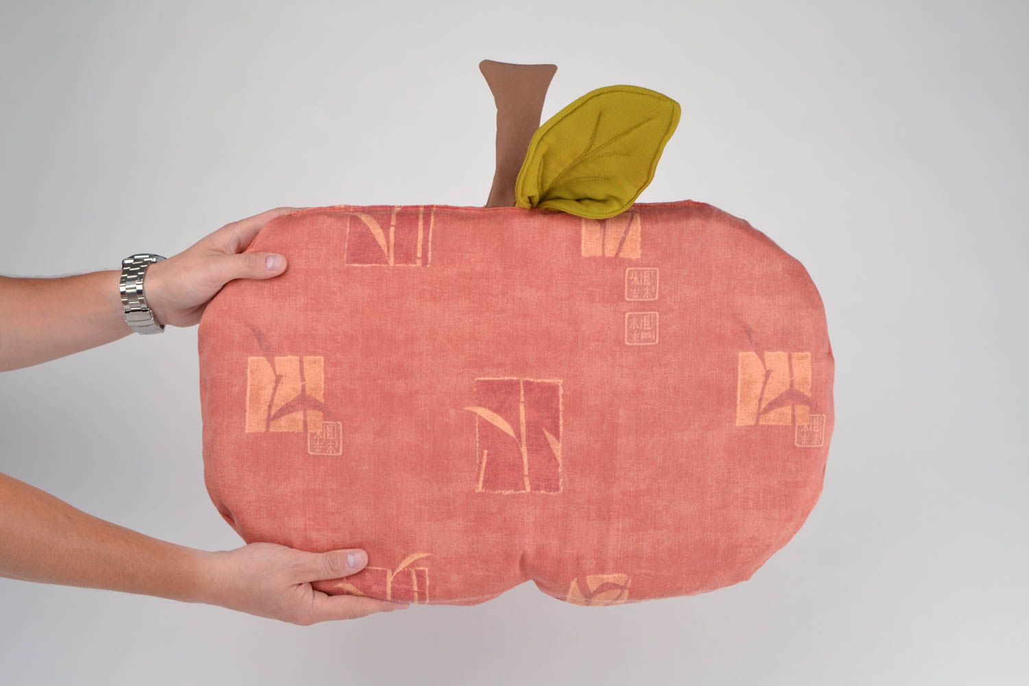 Almohada de algodón para silla o taburete artesanal con forma de manzana  foto 1