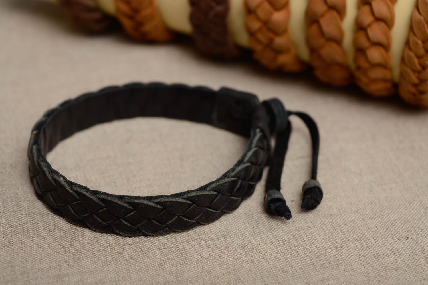 Плетеный кожаный браслет черного цвета фото 2
