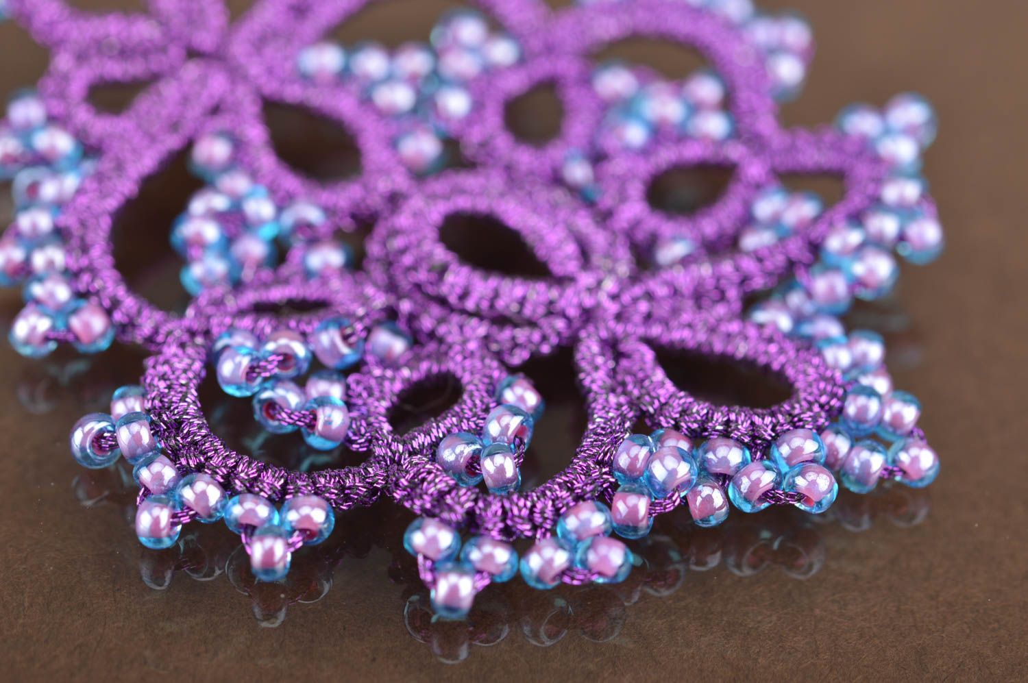Pendientes artesanales originales con abalorios de color lila técnica frivolité foto 3